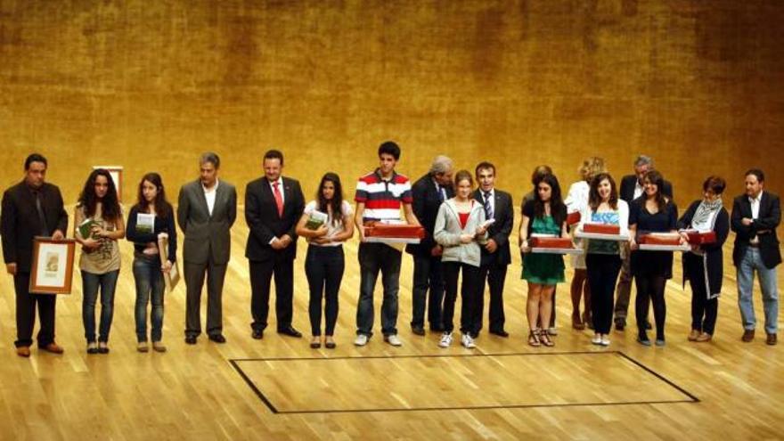 Foto de grupo de los premiados en el concurso de relatos juveniles, ayer, en el ADDA.