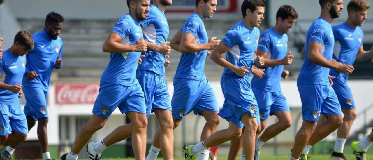 Parte de la plantilla granate, durante un entrenamiento en Paxarón