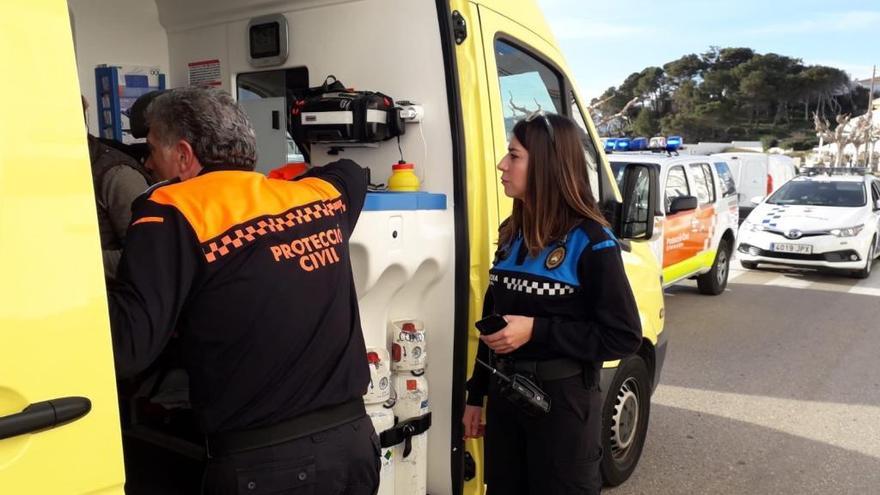 La dona ha estat trasllada en ambulància a Figueres.