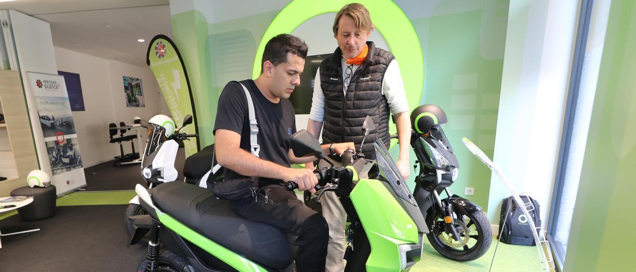 Un conductor prueba una moto eléctrica de la marca Silence en su tienda de Vigo.