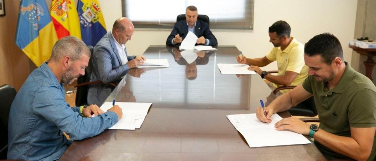 Ramírez, junto a Pepe Mel, David Gómez, Ángel López y Yepes, durante la firma de los contratos.