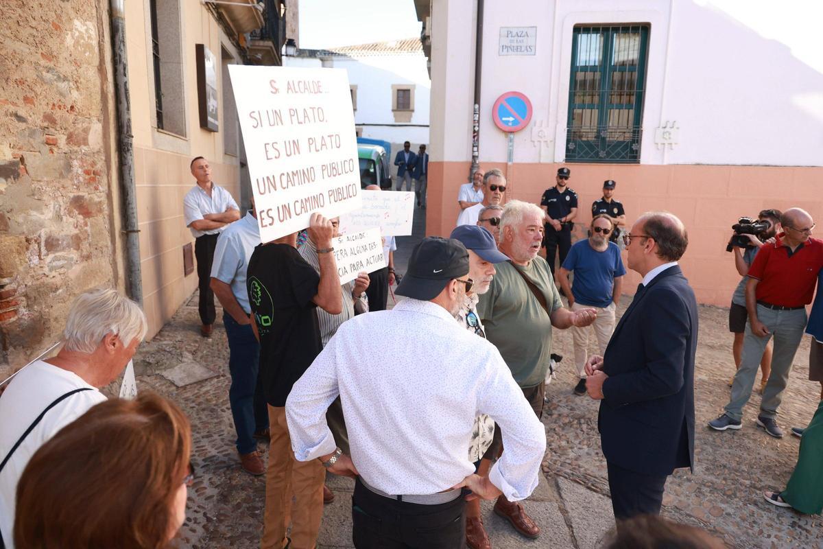 Así ha sido la protesta de los vecinos de Cuartos del Baño en Cáceres