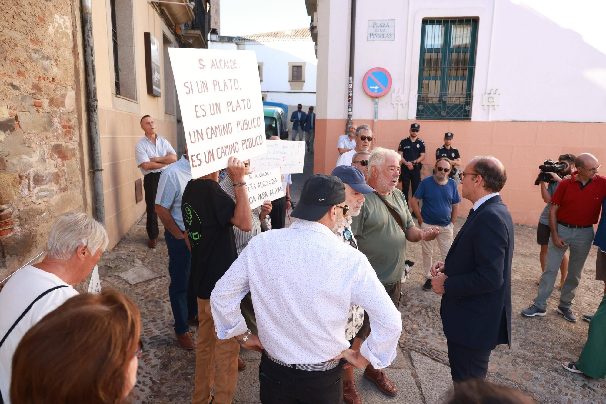 Así ha sido la protesta de los vecinos de Cuartos del Baño en Cáceres