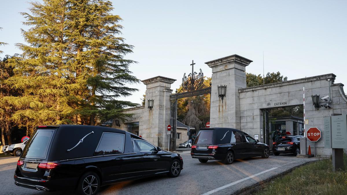 Dos coches fúnebres entran este lunes en el Valle de Cuelgamuros.