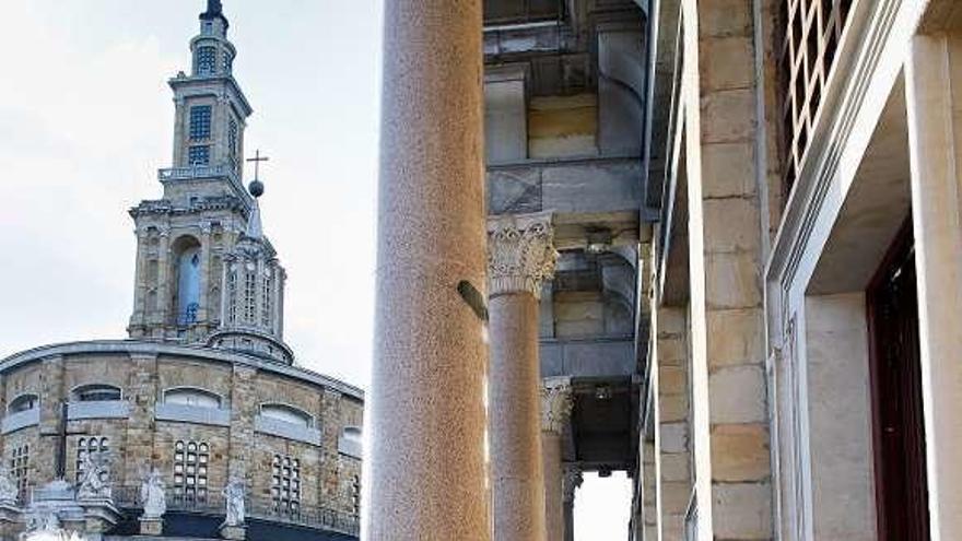 Antiguos Alumnos de la Laboral, con volúmenes de "La Torre".