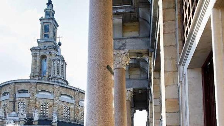 Antiguos Alumnos de la Laboral, con volúmenes de &quot;La Torre&quot;.