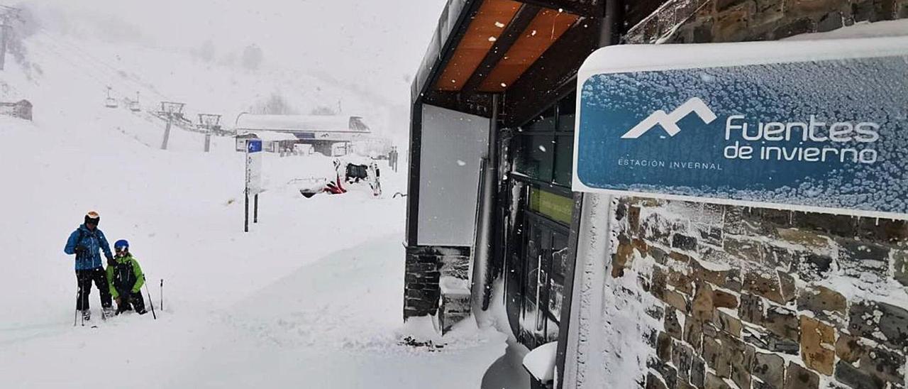 La estación de esquí de Fuentes de Invierno, nevada, en la jornada de ayer.