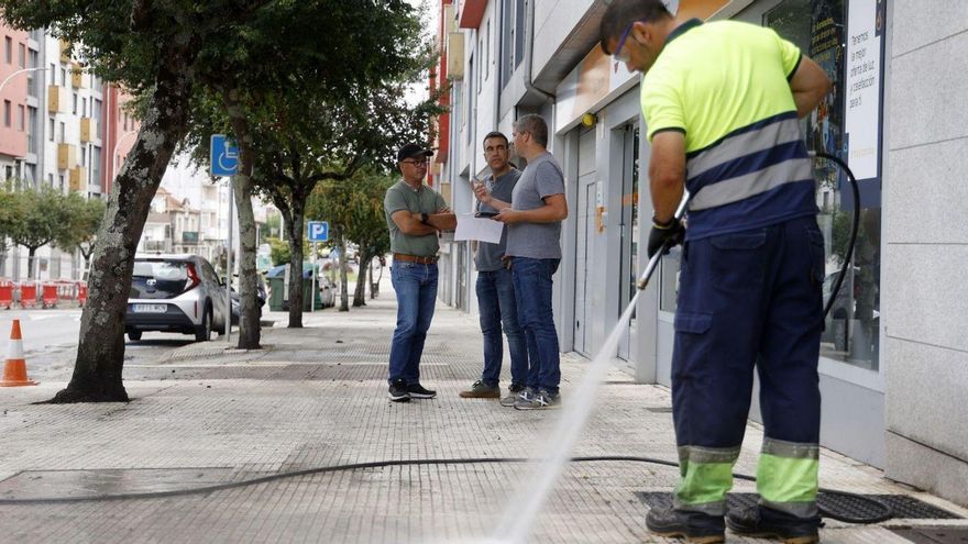 Limpieza de una de las aceras de A Parda. | FdV