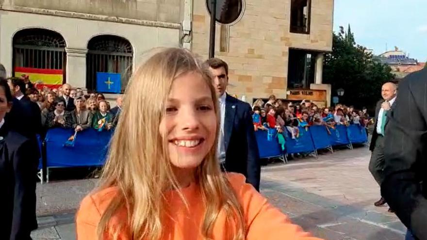 Premios Princesa de Asturias 2019 | La infanta Sofía y su padre, el Rey Felipe, saludan a los asistentes a la plaza de la Catedral