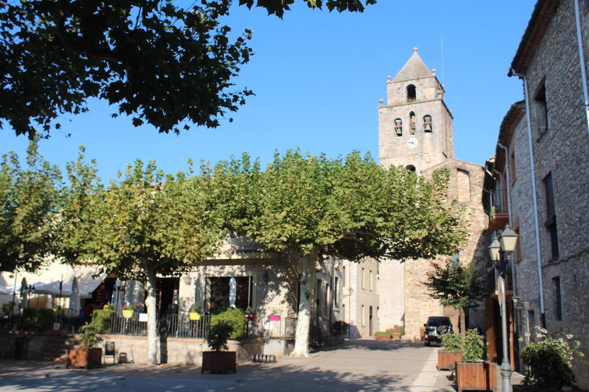 Sant Llorenç de la Muga amb el seu caracaterístic campanar