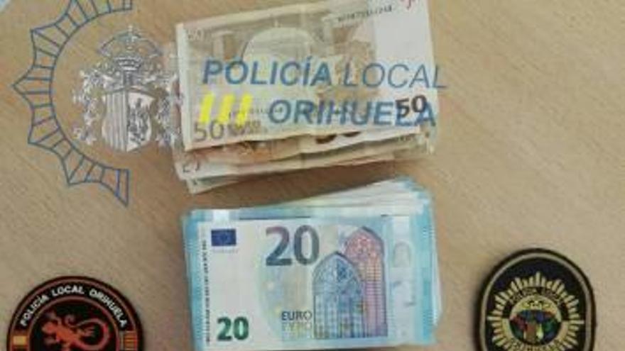 El dinero recuperado por la Policía Local de Orihuela.