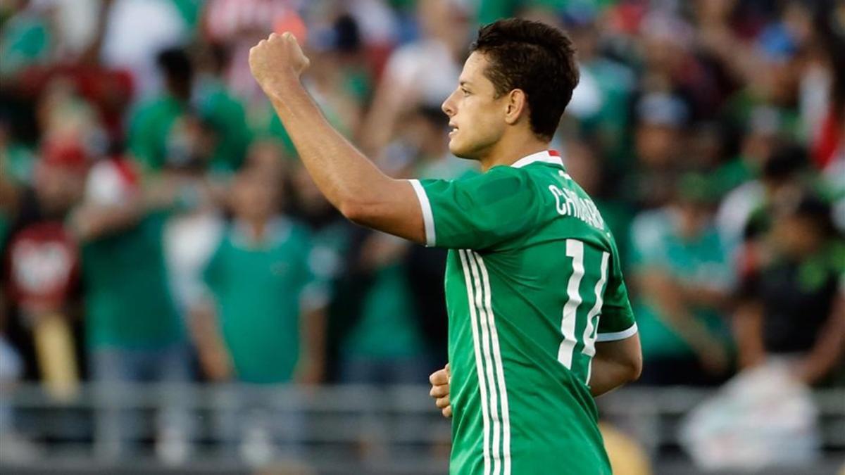 Chicharito celebra uno de sus últimos goles con México