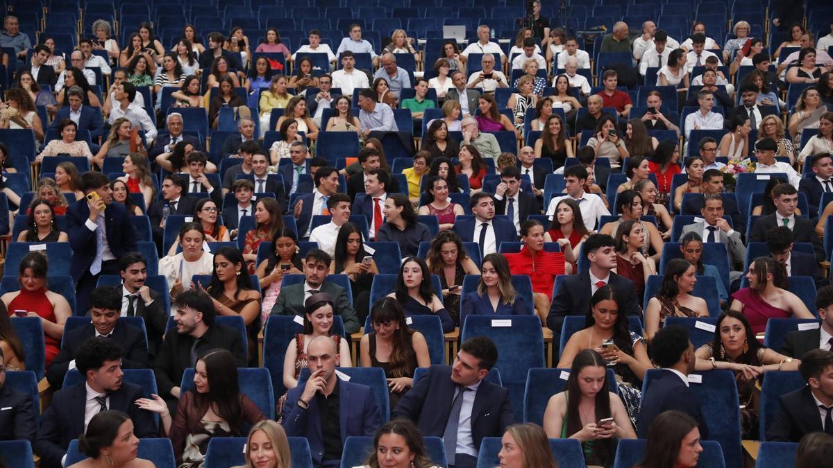 Asistentes a la graduación de Derecho en el Palacio de Congresos de Oviedo.