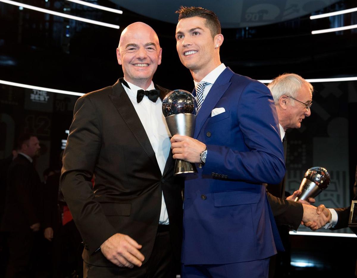 Cristiano Ronaldo posa junto a Gianni Infantino, presidente de la FIFA