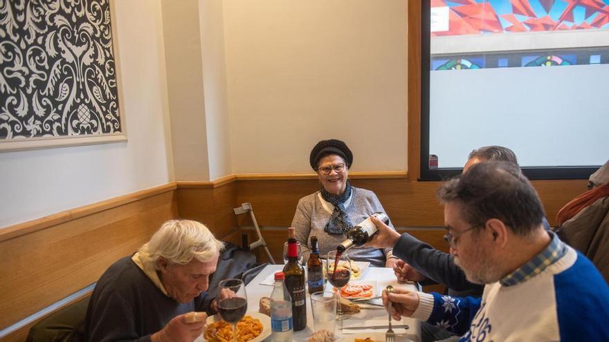 Usuarios del Talón Restaurante en A Coruña: «Es una forma de salir de casa y socializar»