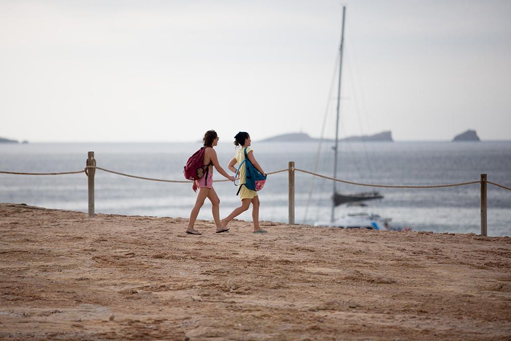 Sant Josep recupera las playas de los efectos del temporal de lluvia