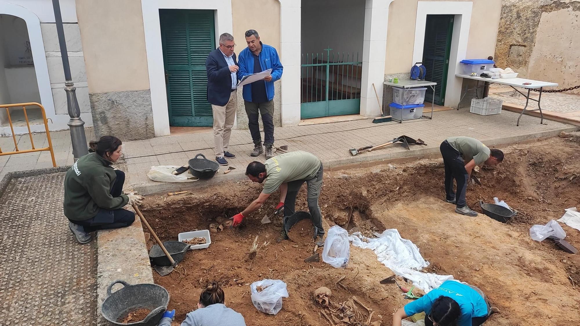 Fotos | Las excavaciones en la fosa de Son Carrió, en imágenes