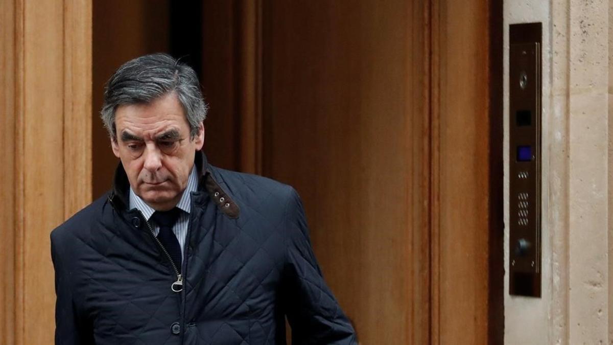 Fillon, saliendo de su casa, en París.