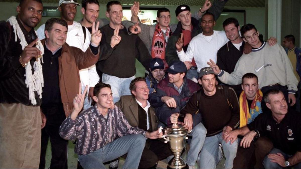 Los campeones trayendo el primer título de la historia del club a casa en 1998