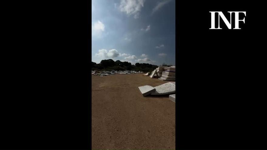 Miles de colchones se amontonan en una parcela municipal en Guardamar del Segura