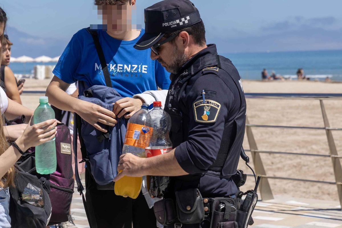 Control al alcohol en la Santa Faz 0,0 de Alicante con 12.000 jóvenes en la playa de San Juan