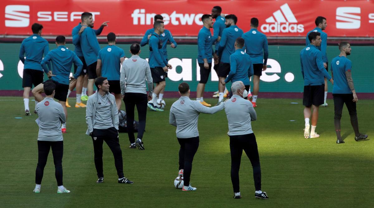 Marcelino observa el entrenamiento del Athletic en el estadio de La Cartuja de Sevilla.