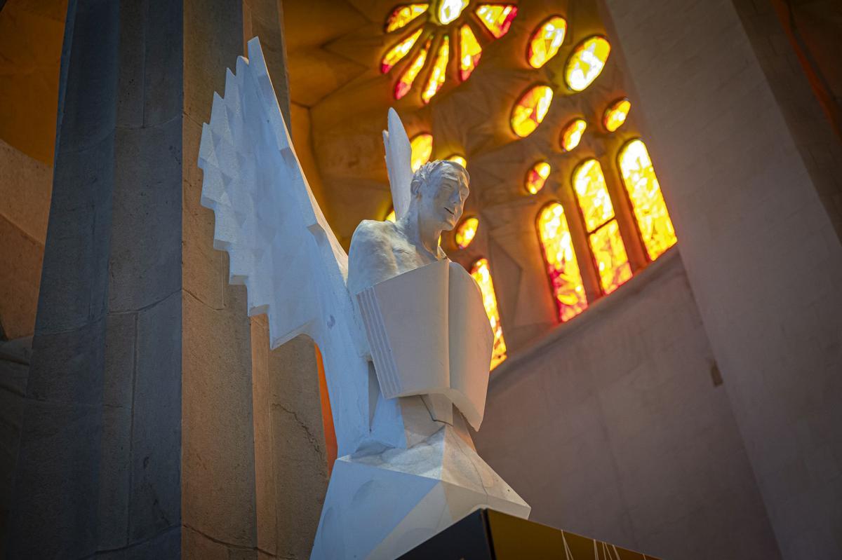 Dos colosales figuras de mármol griego de Thasos, el más blanco del mundo, aguardan a los pies del templo de la Sagrada Família para ser alzadas en octubre a la cima de las torres dedicadas a los evangelistas Juan y Mateo, la primera, como marca la tradición cristiana, un águila, y la segunda, con un esculpido que a veces confunde incluso a los más creyentes, con el aspecto de un hombre alado, sin que eso sea exactamente un ángel.