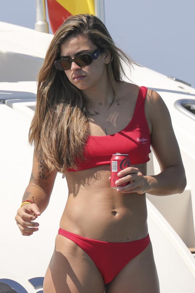 Misa Rodríguez con bikini rojo de Pepe Jeans en Ibiza con las campeonas del mundo