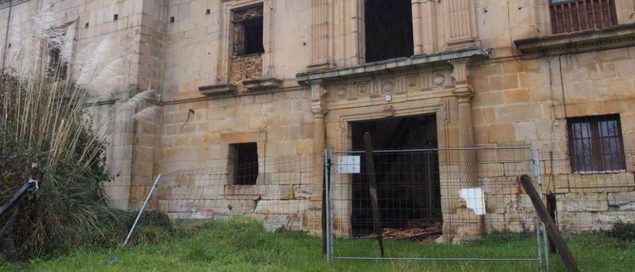 La fachada principal del palacio de la Torre de Celles, con el vallado de seguridad.