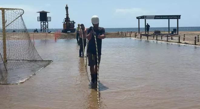 Despliegue marino en Playa Honda (Lanzarote) del nuevo anillo de fibra óptica de las islas orientales