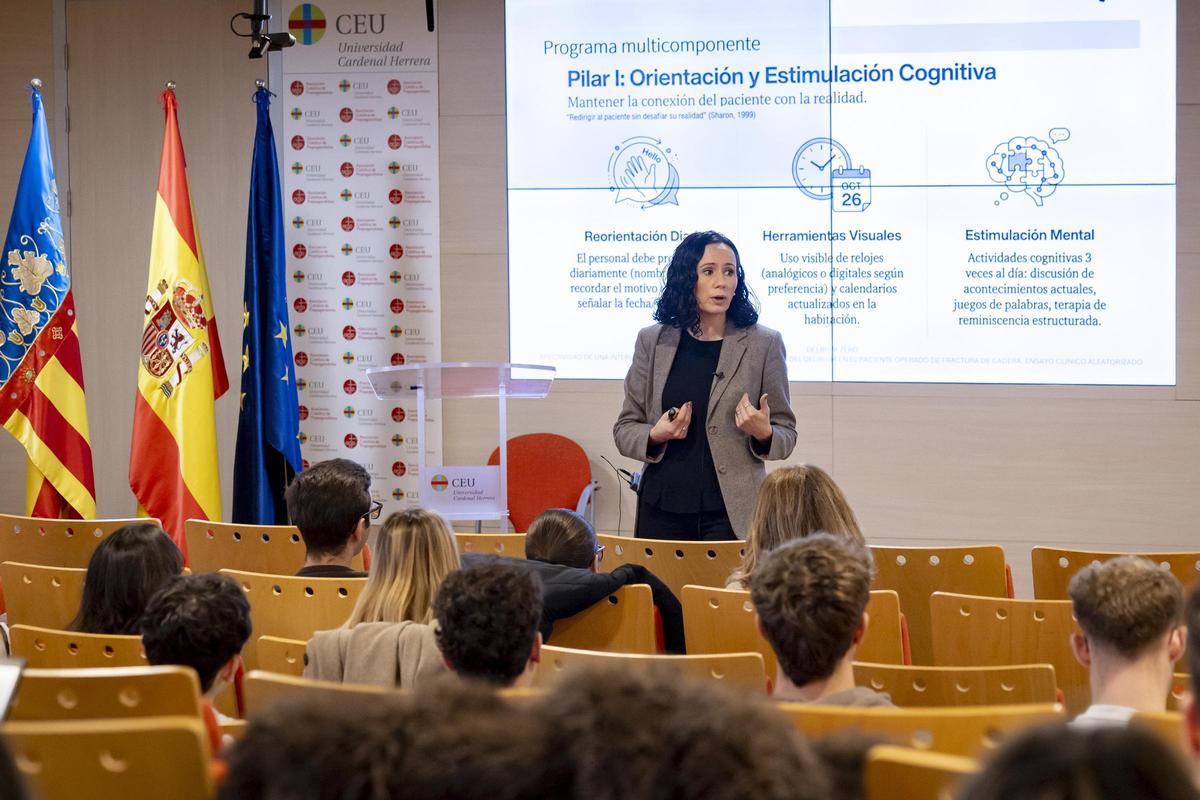 La investigadora Laura García, en el ciclo ‘Diálogos científicos’, en el campus de Castellón.