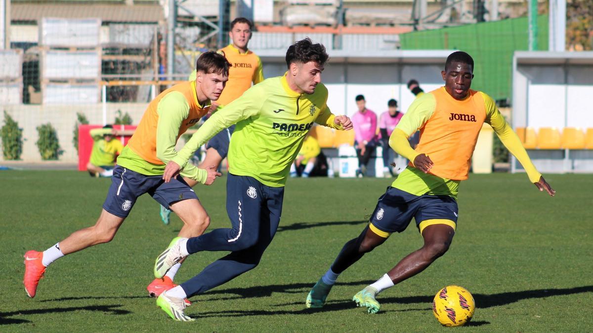 El joven delantero Álex Forés -c- ya ha sumado su partido 100 con el Villarreal B.