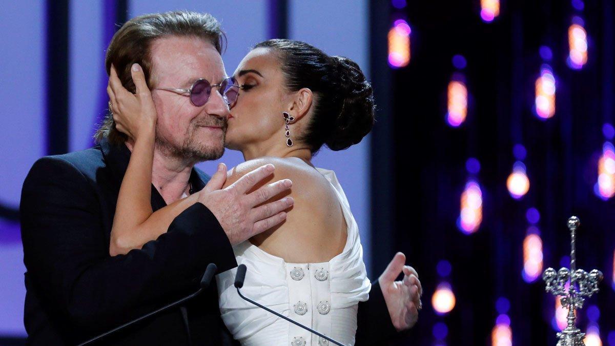 GRAF248. SAN SEBASTIÁN (GIPUZKOA), 27/09/2019.- La actriz Penélope Cruz recibe el premio Donostia, en reconocimiento a su carrera, de manos del cantante irlandés Bono, hoy viernes en el Festival de Cine de San Sebastián. EFE/Juan Herrero.