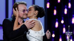 GRAF248. SAN SEBASTIÁN (GIPUZKOA), 27/09/2019.- La actriz Penélope Cruz recibe el premio Donostia, en reconocimiento a su carrera, de manos del cantante irlandés Bono, hoy viernes en el Festival de Cine de San Sebastián. EFE/Juan Herrero.