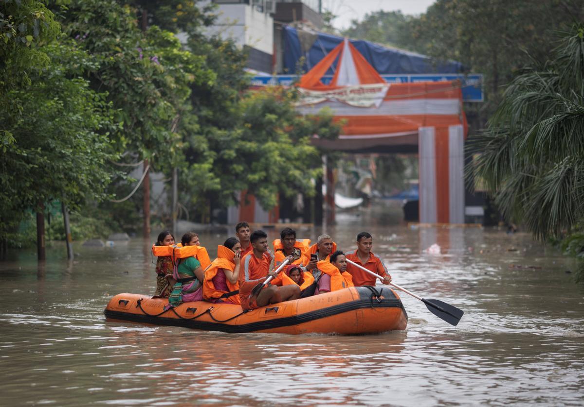 El aumento del nivel del agua del río Yamuna después de las lluvias monzónicas en Nueva Delhi.