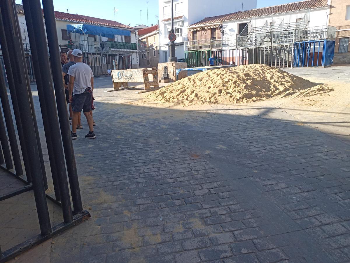 Vecinos montando la plaza