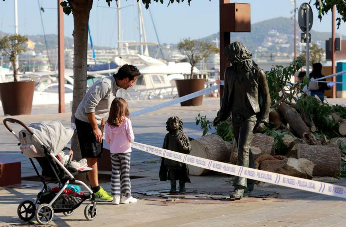 Árbol caído en la estatua hippy del puerto. | TONI ESCOBAR