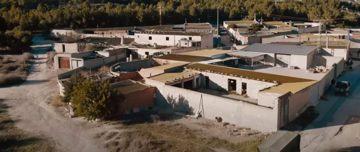 Captura del tráiler de la película grabada en diferentes escenarios de la provincia de Alicante. En esta caso en Sax.