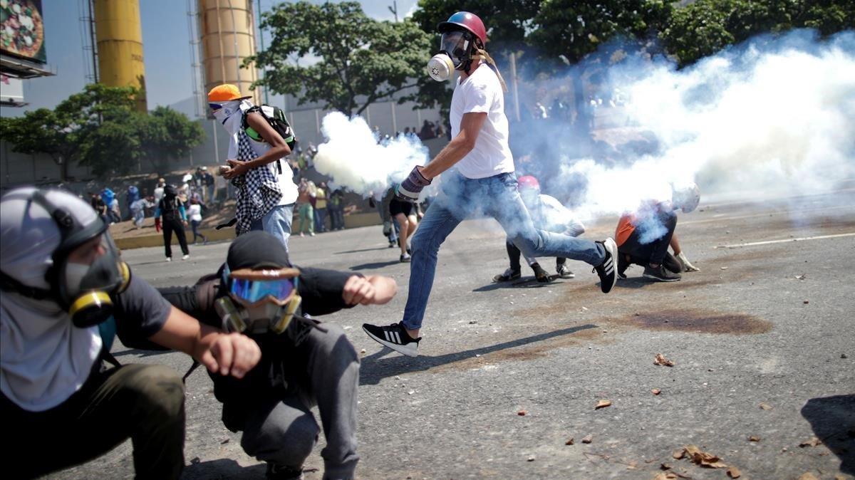 zentauroepp47959733 opposition demonstrators take cover from tear gas on a stree190430173333