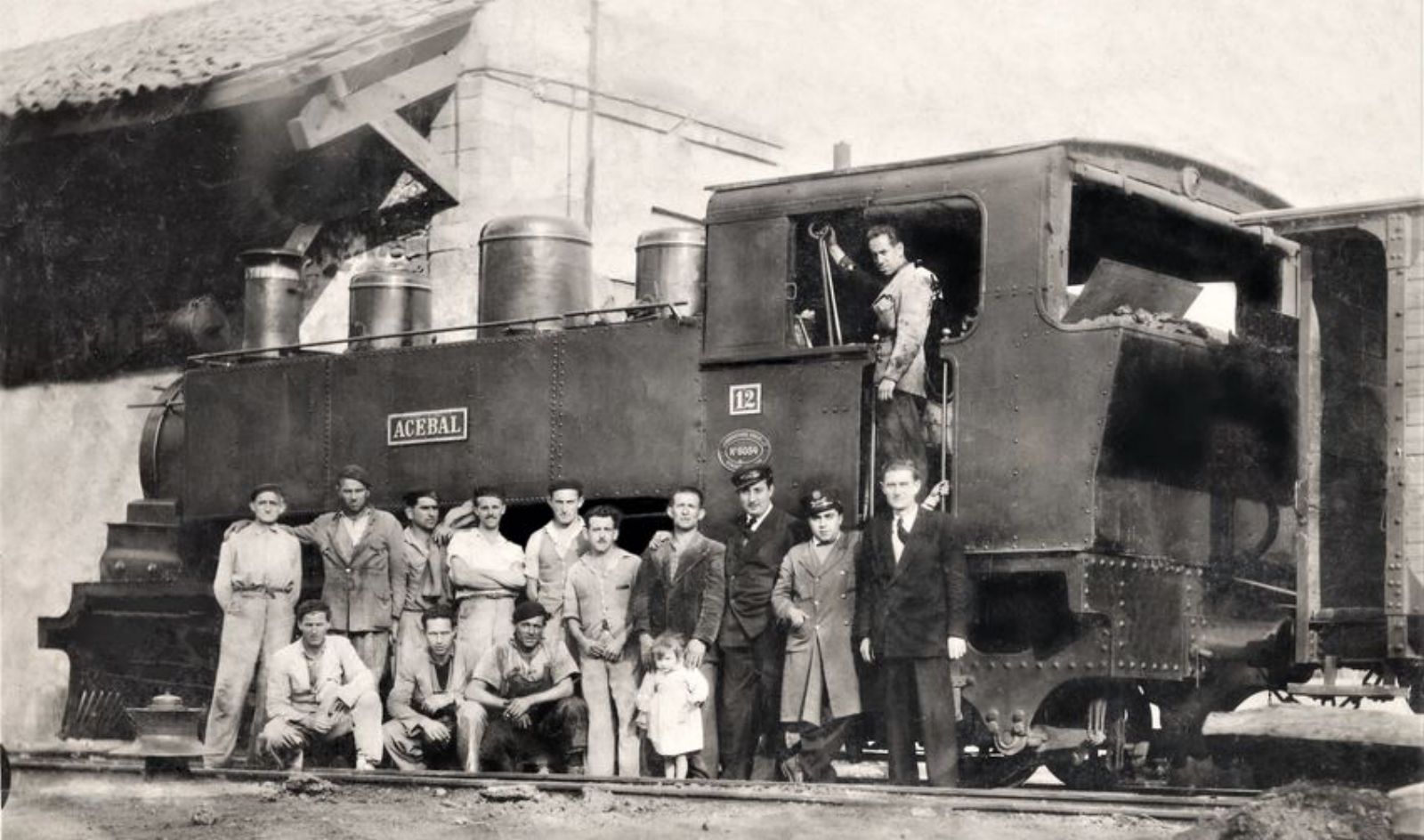 Varios trabajadores del ferrocarril, junto a la máquina de vapor «Acebal».  |  ASOCIACIÓN «EL PERRU  DE SAN ROQUE» / JOSÉ MANUEL SAMPEDRO