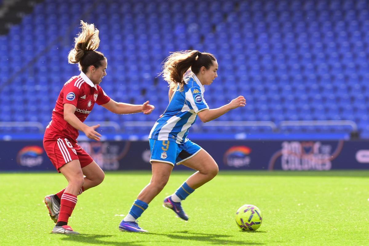 Espe Pizarro se lleva un esférico en el partido contra el Sevilla en Riazor.