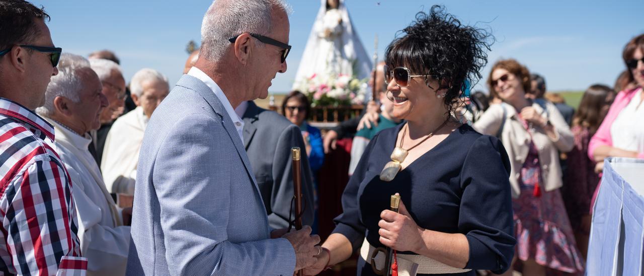 El alcalde de Quintanilla del Olmo y la alcaldesa de Prado intercambian los batones.