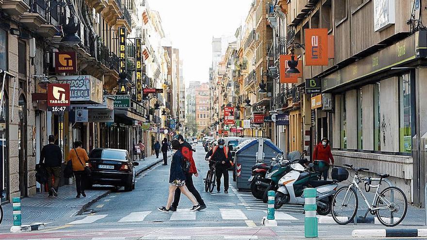 Entrada al carrer Pelai des de Xàtiva amb el trinquet a la dreta. | FERNANDO BUSTAMANTE