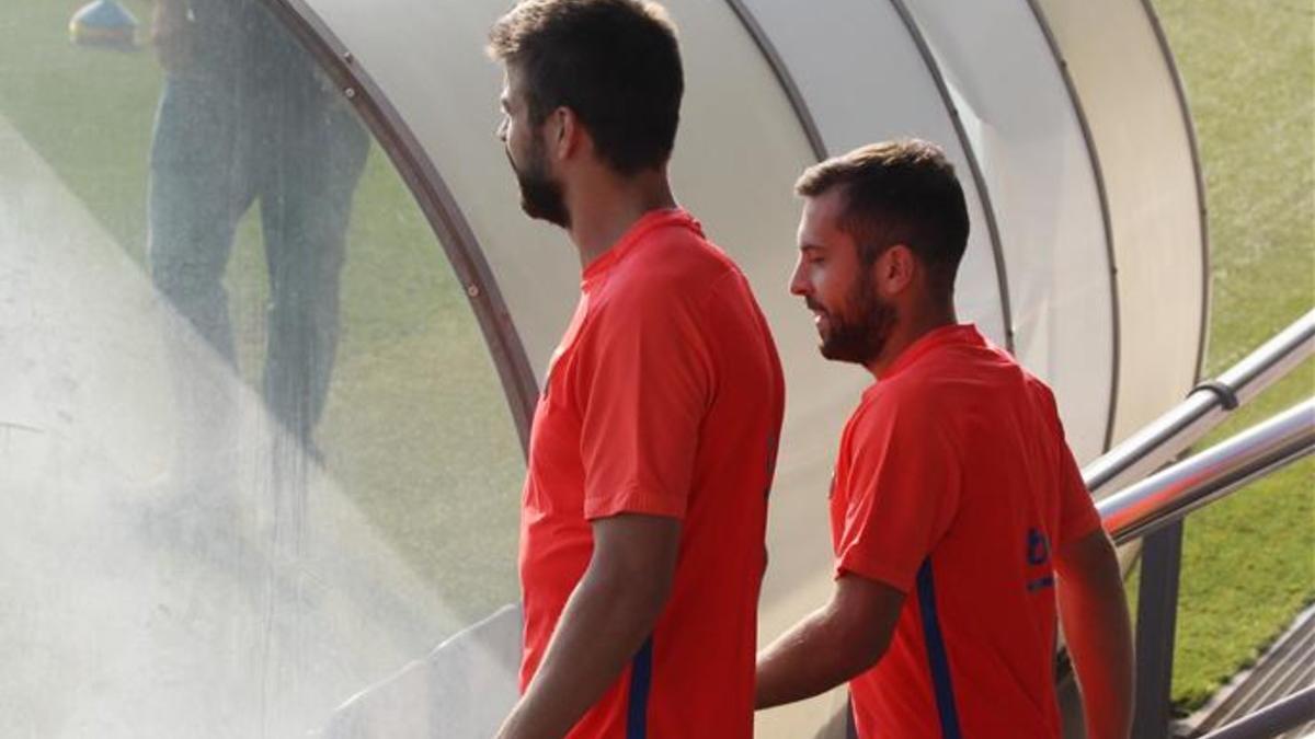 Piqué y Jordi Alba siguen lesionados y no estarán en Sevilla con el Barça