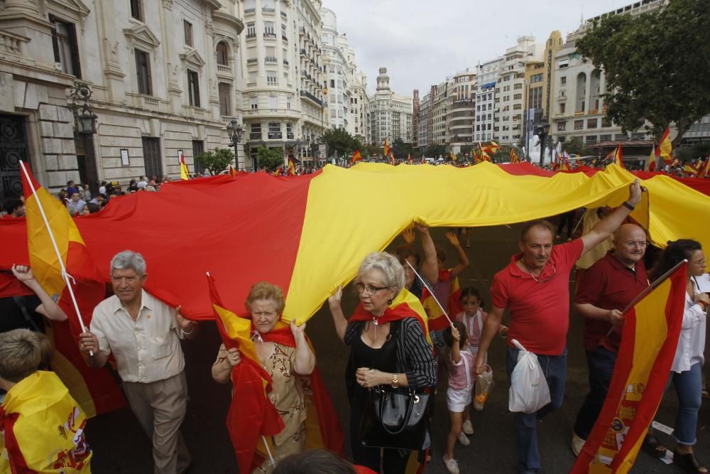 Caravana de vehículos con banderas españolas en València