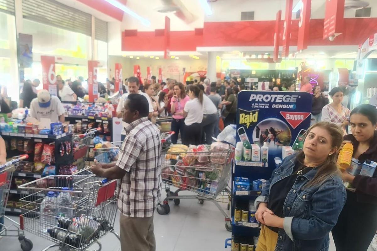 Imagen de largas colas en los supermercados de Venezuela tras el terremoto.