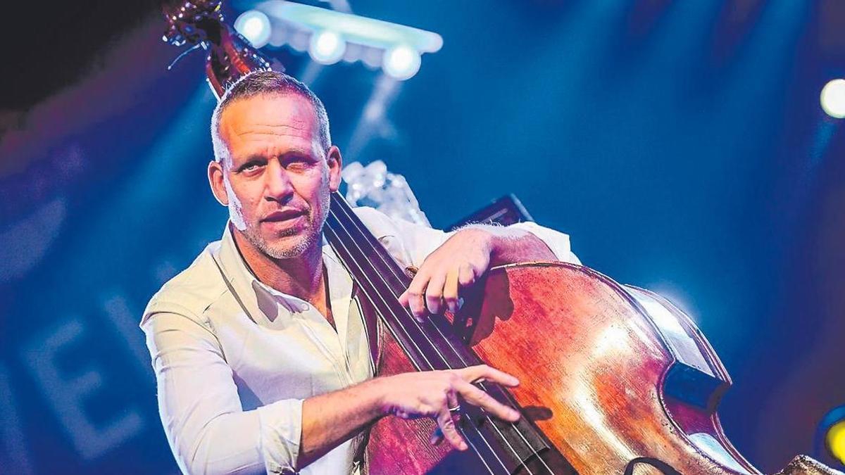 El músico israelí nacido en un ‘kibutz’ Avishai Cohen, en una actuación.