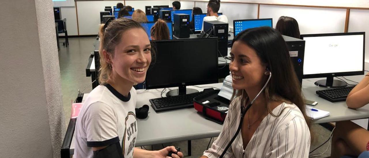 Las alumnas Alina Marchenko y Lucía Benítez en una clase de primero de Ingeniería Biomédica.