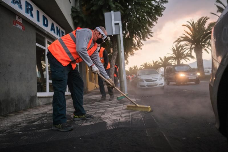 Volcán de La Palma: Limpieza de ceniza en Los Llanos de Aridane