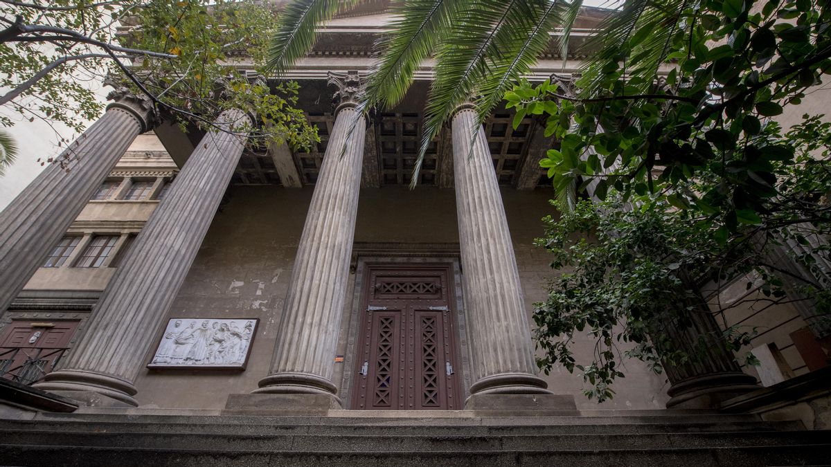 Fachada del antiguo taller Masriera y posteriormente teatro Studium en el número 72 de la calle Bailén.